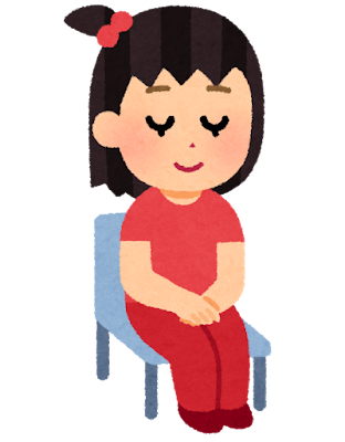 椅子に座る子ども